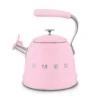 קומקום רטרו ורוד SMEG WKF01PK בנפח 2.3 ליטר – מתאים לכל סוגי הכיריים