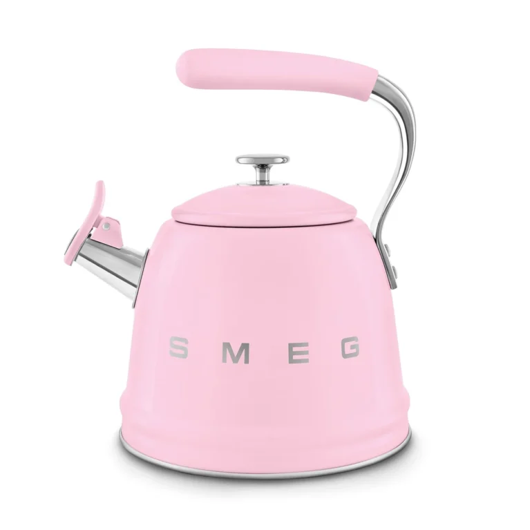 קומקום רטרו ורוד SMEG WKF01PK בנפח 2.3 ליטר – מתאים לכל סוגי הכיריים