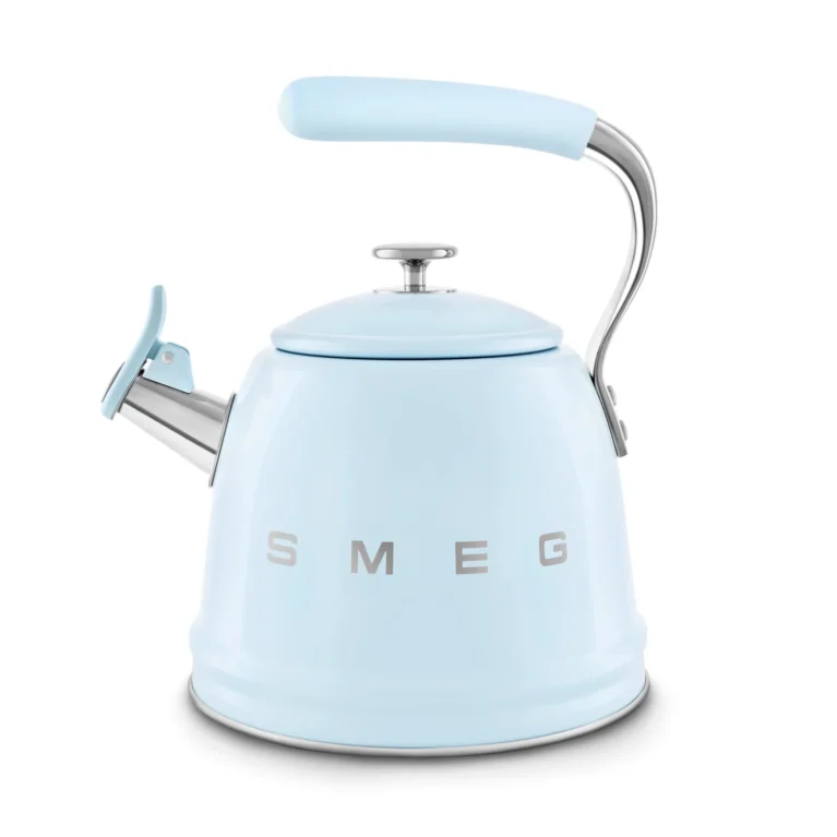 קומקום כיריים SMEG WKF01PB בגוון תכלת פסטל – עיצוב רטרו בנפח 2.3 ליטר לכל סוגי הכיריים