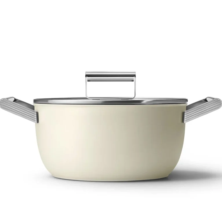 SMEG Casserole Pot 24 cm Cream עם מכסה לבישול יומיומי